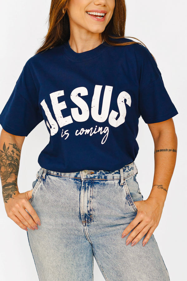 Detalhe da estampa Jesus Is Coming na T-shirt premium com acabamento sofisticado