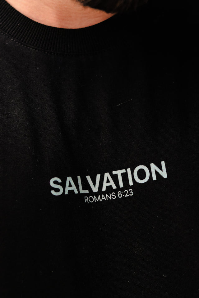 Detalhe da estampa da T-shirt Salvation com acabamento sofisticado e alto relevo