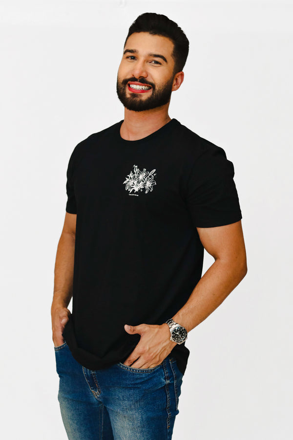 T-shirt Lírios da A MARCA vestida, caimento confortável e estética atemporal