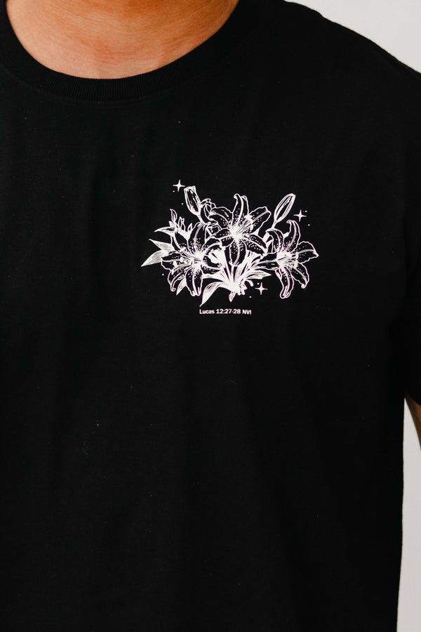 Detalhe da estampa Lírios na T-shirt premium com acabamento refinado