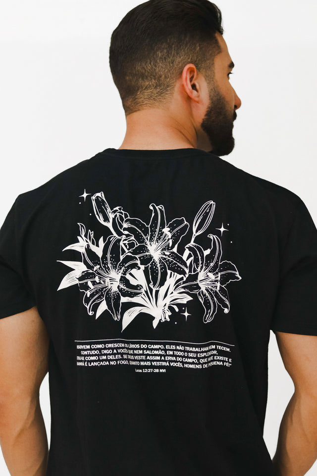 Costas da T-shirt Lírios da A MARCA com design limpo e acabamento sofisticado
