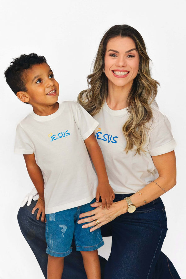 T-shirt Jesus da A MARCA vestida, caimento confortável e visual atemporal