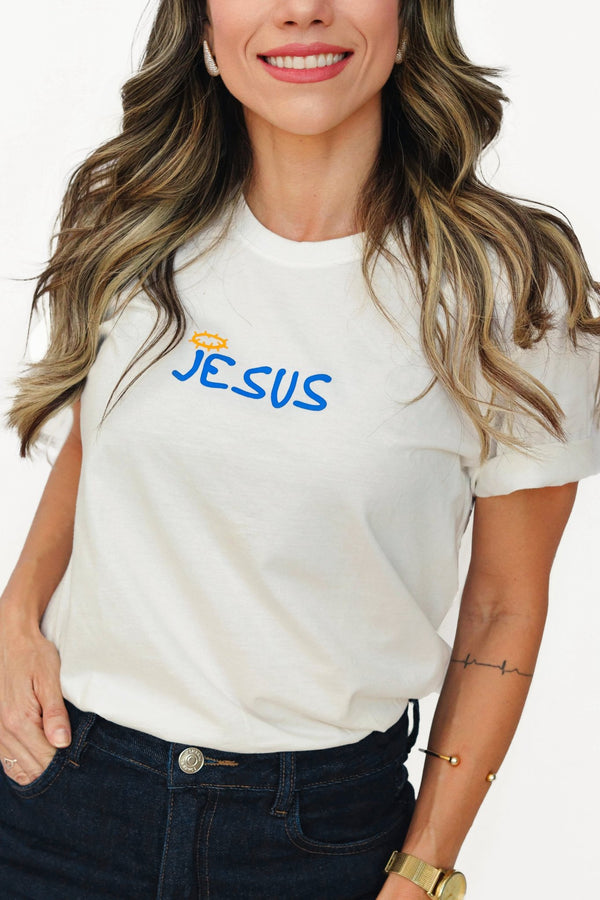Detalhe da estampa Jesus na T-shirt premium com acabamento refinado