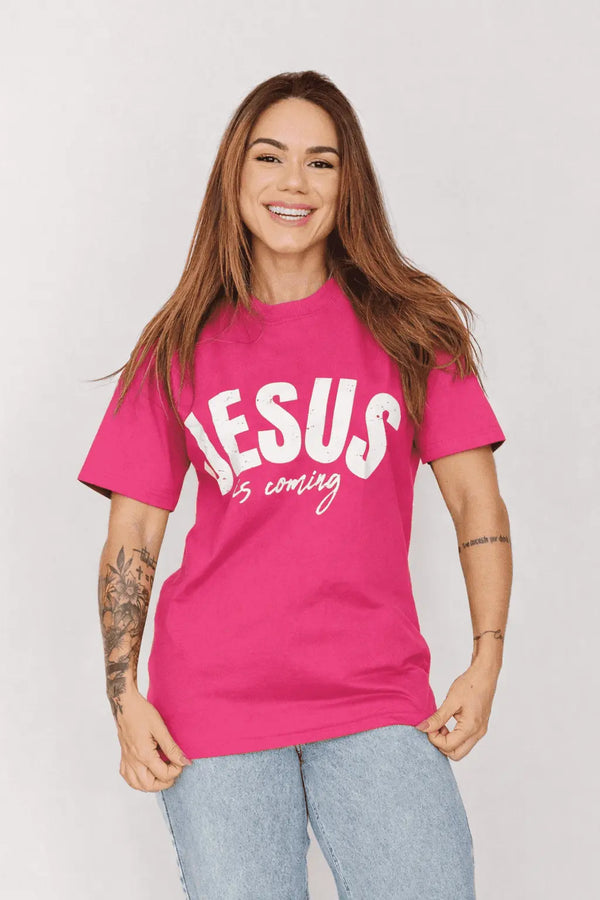 T-shirt Jesus Is Coming premium da A MARCA com estampa tipográfica central e design minimalista unisex rosa