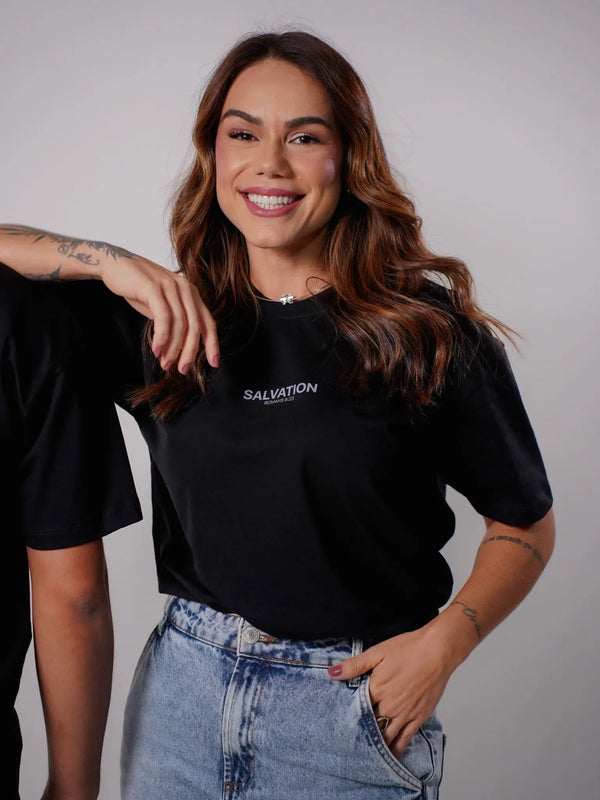 T-shirt Salvation da A MARCA vestida, modelagem confortável e visual minimalista feminina