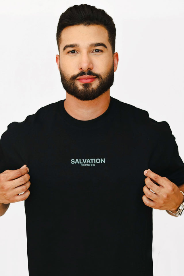 T-shirt Salvation premium da A MARCA com estampa tipográfica central em fundo neutro